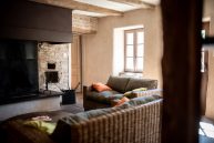 salon du grand gîte de groupe Aveyron