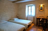 La chambre côté ouest de la suite version 2 lits du grand gîte de groupe Aveyron