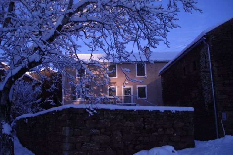 Le brugas le grand gîte sous la neige